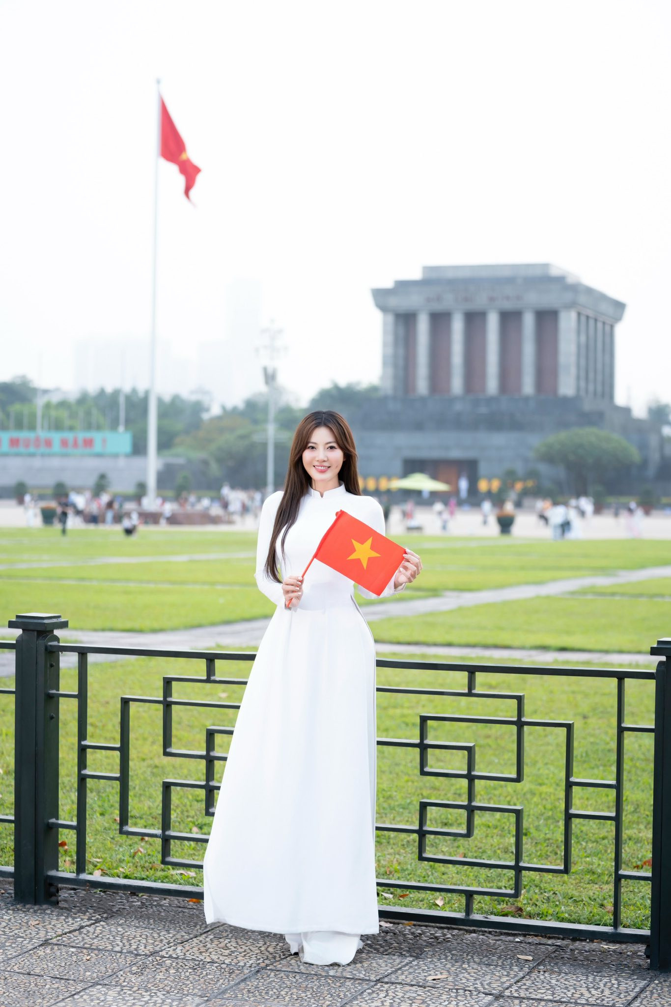 Thanh Hương là gương mặt quen thuộc với khán giả qua các vai diễn truyền hình như Lan trong Quỳnh búp bê, Luyến "lươn" trong Cuộc đời vẫn đẹp sao hay Khanh trong Người một nhà. Mới đây, cô có vai diễn điện ảnh đầu tiên trong dự án Tìm xác: Ma không đầu. Tuy nhiên, dự án sớm rút khỏi rạp, dự kiến trở lại vào tháng 6. Thanh Hương là gương mặt quen thuộc với khán giả qua các vai diễn truyền hình như Lan trong Quỳnh búp bê, Luyến "lươn" trong Cuộc đời vẫn đẹp sao hay Khanh trong Người một nhà. Mới đây, cô có vai diễn điện ảnh đầu tiên trong dự án Tìm xác: Ma không đầu. Tuy nhiên, dự án sớm rút khỏi rạp, dự kiến trở lại vào tháng 6.