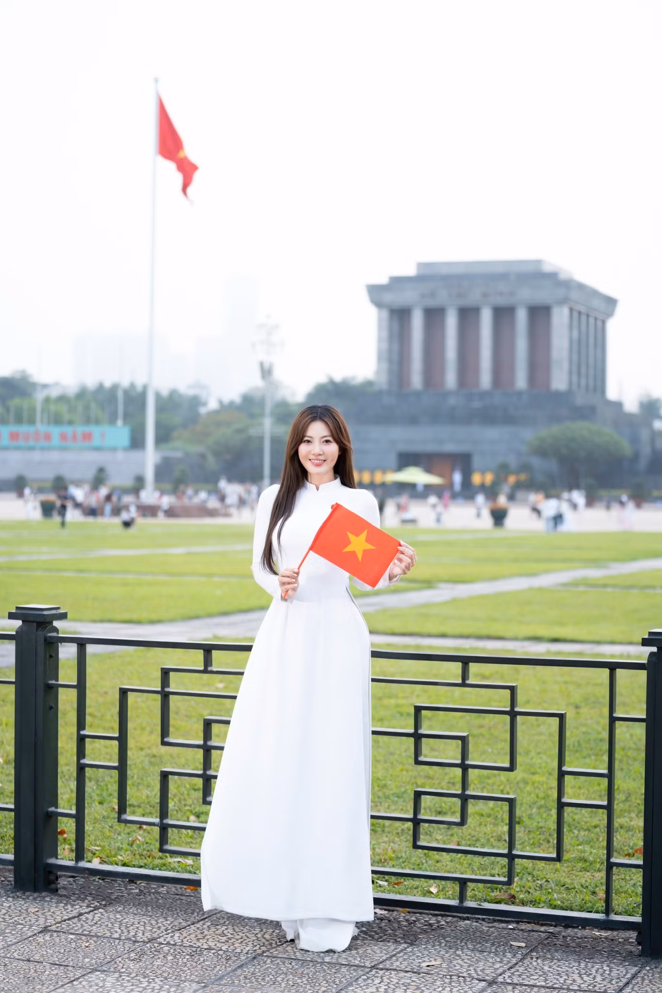 Thanh Hương là gương mặt quen thuộc với khán giả qua các vai diễn truyền hình như Lan trong Quỳnh búp bê, Luyến "lươn" trong Cuộc đời vẫn đẹp sao hay Khanh trong Người một nhà. Mới đây, cô có vai diễn điện ảnh đầu tiên trong dự án Tìm xác: Ma không đầu. Tuy nhiên, dự án sớm rút khỏi rạp, dự kiến trở lại vào tháng 6. Thanh Hương là gương mặt quen thuộc với khán giả qua các vai diễn truyền hình như Lan trong Quỳnh búp bê, Luyến "lươn" trong Cuộc đời vẫn đẹp sao hay Khanh trong Người một nhà. Mới đây, cô có vai diễn điện ảnh đầu tiên trong dự án Tìm xác: Ma không đầu. Tuy nhiên, dự án sớm rút khỏi rạp, dự kiến trở lại vào tháng 6.