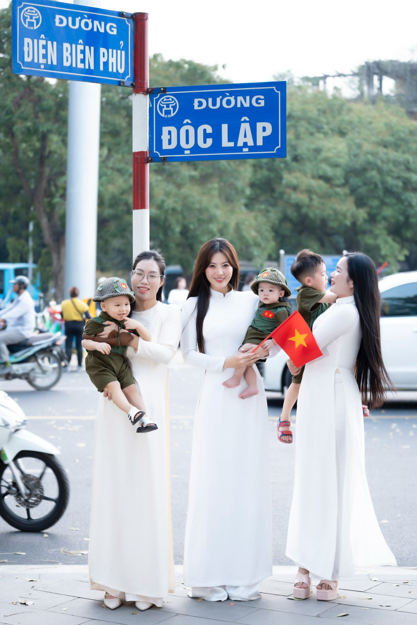 Khoảnh khắc Thanh Hương chụp ảnh cùng người hâm mộ trên phố. Khoảnh khắc Thanh Hương chụp ảnh cùng người hâm mộ trên phố.