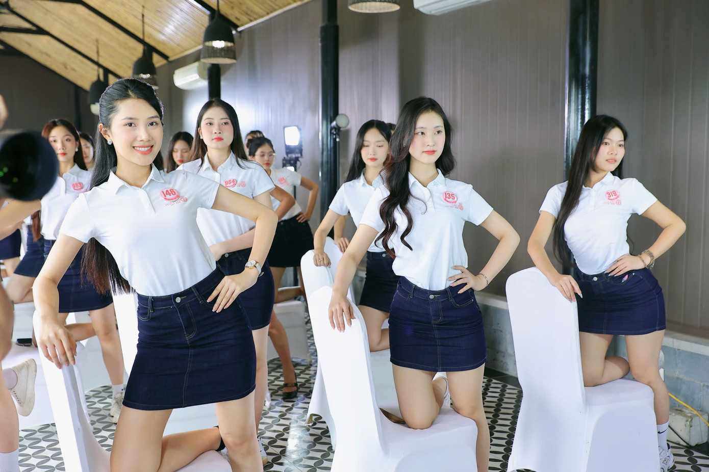 Phong thái chuyên nghiệp không chỉ là kỹ năng cần thiết cho cuộc thi nhan sắc, còn là hành trang giúp thí sinh tự tin bước vào tương lai, phục vụ cho công việc sau này.