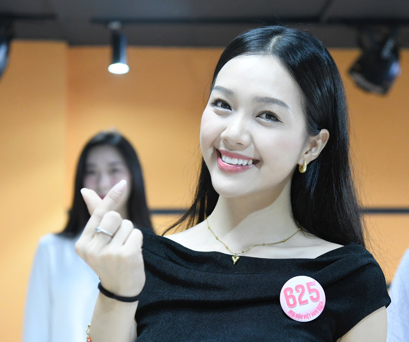 “Tôi nghĩ điều khiến một người trở nên đặc biệt không nằm ở việc cố gắng nổi bật, mà ở việc dám là chính mình. Tôi chọn thể hiện bản thân qua nghệ thuật, âm nhạc, văn hoá và khả năng kết nối qua ngôn từ. Đó là cách tôi kể câu chuyện chân thật, không ồn ào, nhưng đủ để chạm đến cảm xúc. Tôi tin rằng sự khác biệt bền vững chính là sống đúng với giá trị cốt lõi của bản thân, vì vẻ đẹp bên ngoài có thể thu hút ánh nhìn, nhưng cá tính và chiều sâu mới giữ lại trái tim người đối diện”, cô chia sẻ thêm.