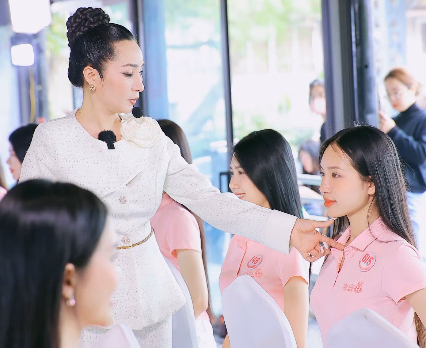 Chuyên gia hướng dẫn chuyên sâu 7 bài tập cơ bản về phong thái gồm Cách trình diễn phong thái trên sân khấu, xử lý sự cố, tình huống trên sân khấu, Cách trả lời ứng xử, giao tiếp trên sân khấu và người đối diện, Cân bằng cột sống tại điểm cổ vai gáy, Hướng dẫn cách sử dụng giày cao gót, cân bằng cột sống thẳng, tạo dáng đi thẳng, chống gù, chống nhao người về phía trước, cách sử dụng name card.