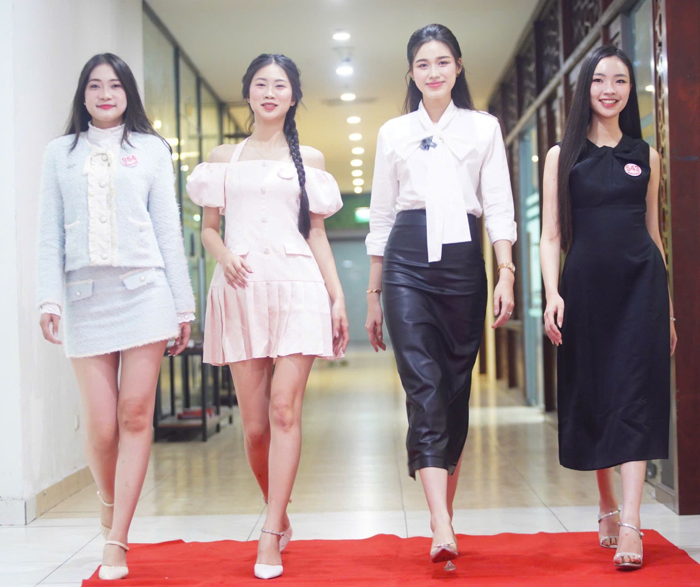 Các thí sinh thử tài catwalk cùng Hoa hậu Đỗ Thị Hà. Cả ba cô gái đều mong muốn tiếp bước đàn chị, đạt thứ hạng cao tại Hoa hậu Việt Nam.