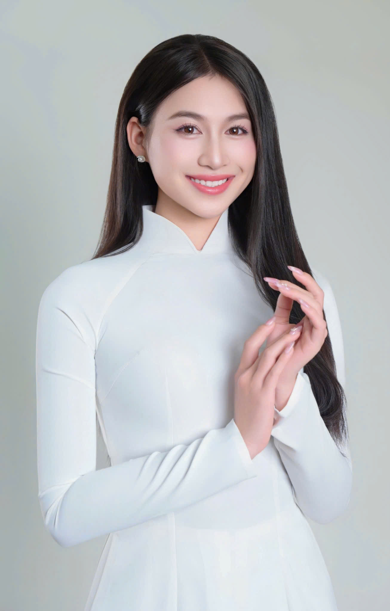 Cô lấy ví dụ, thế hệ trẻ Việt Nam thể hiện lòng yêu nước qua việc tham gia diễu binh, diễu hành Kỷ niệm 50 năm Ngày Giải phóng miền Nam, thống nhất đất nước. “Hình ảnh các bạn trẻ đổ ra đường, vẫy cờ chào mừng các khối diễu binh là một hình ảnh đẹp và thiêng liêng. Tôi tin rằng, mỗi bạn trẻ là một ‘đại sứ’ mang tinh thần Việt Nam ra thế giới - bằng chính tài năng, bản lĩnh và sự nhiệt huyết của mình”, cô nói.