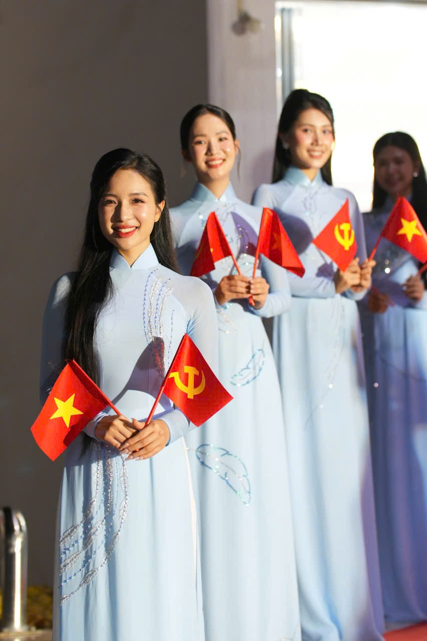 Thông qua cuộc thi Hoa hậu Việt Nam 2024, các thí sinh mong muốn thể hiện khát vọng người trẻ cống hiến. Họ không chỉ là thế hệ thụ hưởng, còn lan tỏa thông điệp dùng bàn tay, khối óc và trái tim để xây dựng, phát triển đất nước.