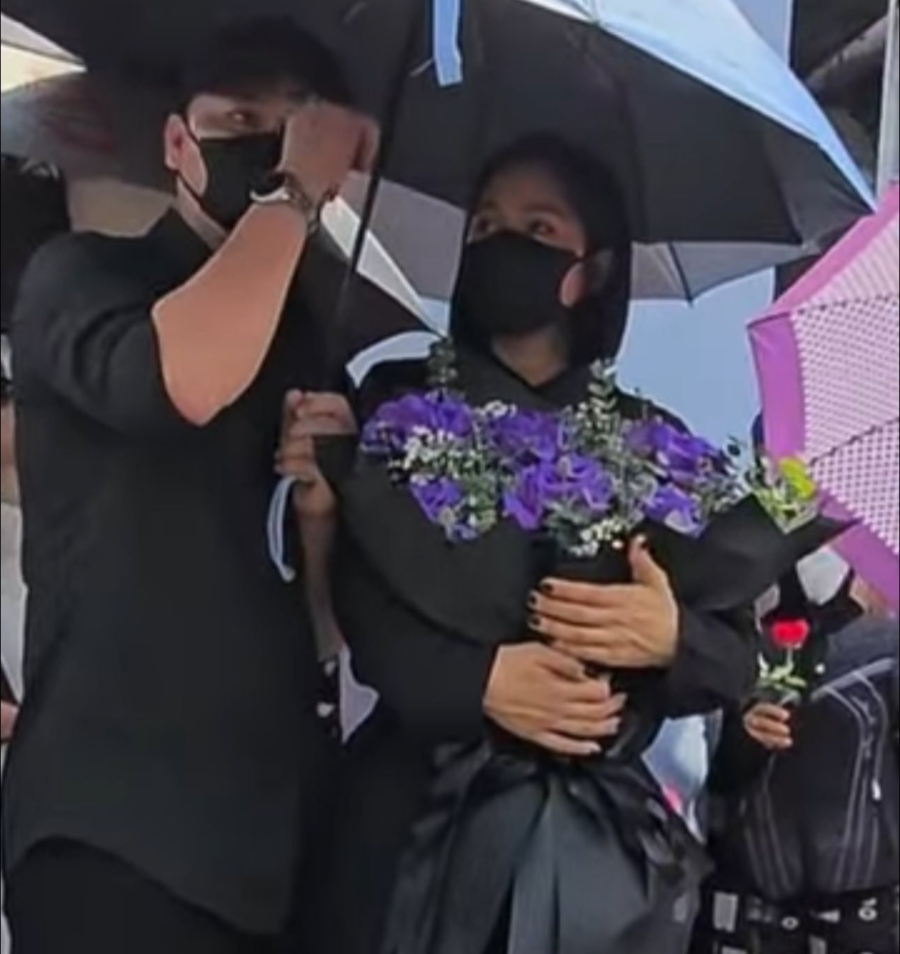 Đạo diễn Huỳnh Tấn Phát, vợ chồng diễn viên Lê Phương dự lễ thuỷ táng Quý Bình. Đạo diễn Huỳnh Tấn Phát, vợ chồng diễn viên Lê Phương dự lễ thuỷ táng Quý Bình.