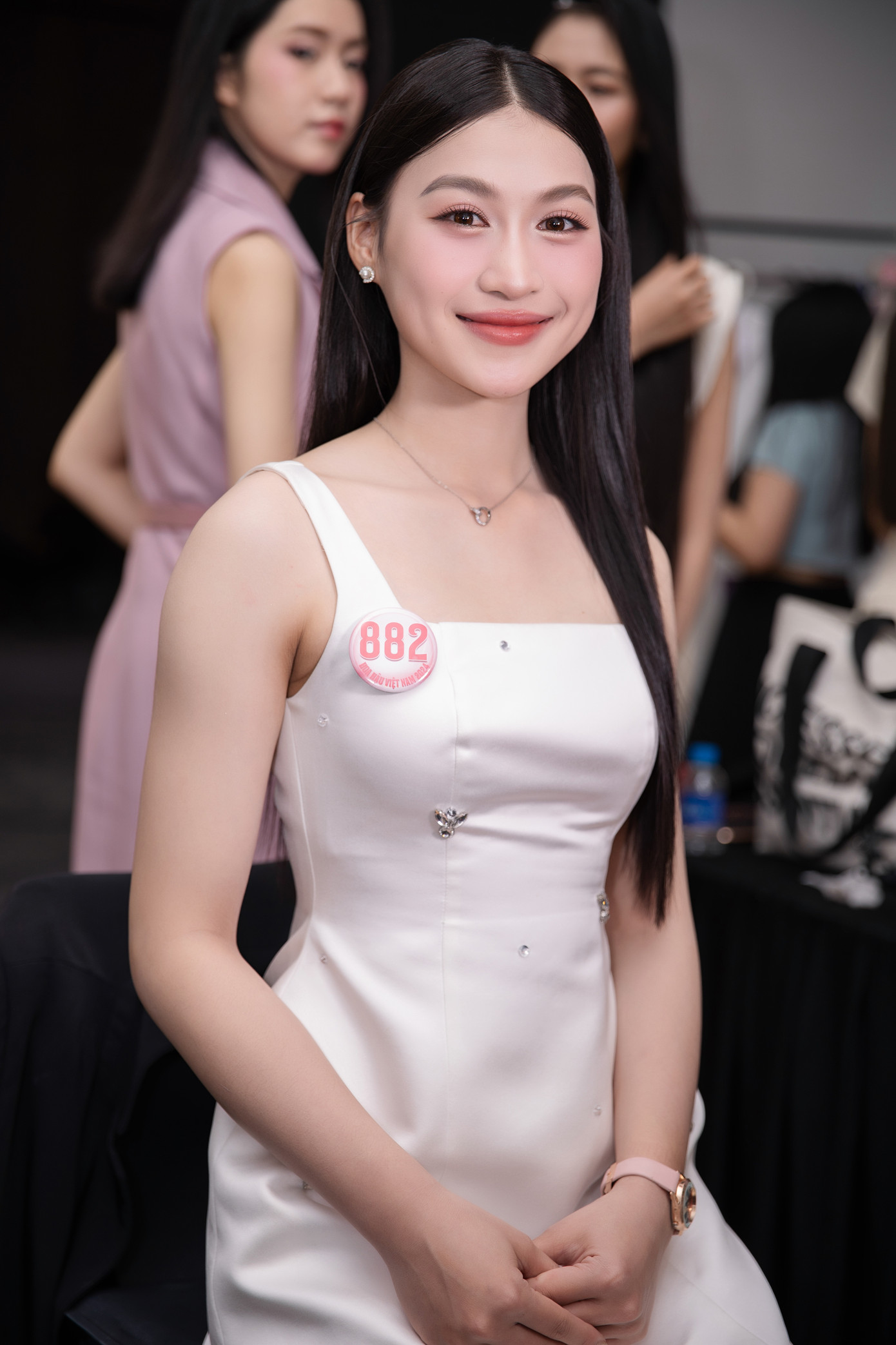 Với mong muốn giữ gìn và quảng bá những nét đẹp của Huế đến với mọi người, thí sinh Phạm Thị Thanh Xuân đã mặc áo Nhật bình khi xuất hiện ở nhà chung Hoa hậu Việt Nam 2024. Theo Thanh Xuân, người con gái Huế trong thời đại mới không chỉ dịu dàng còn đầy bản lĩnh.