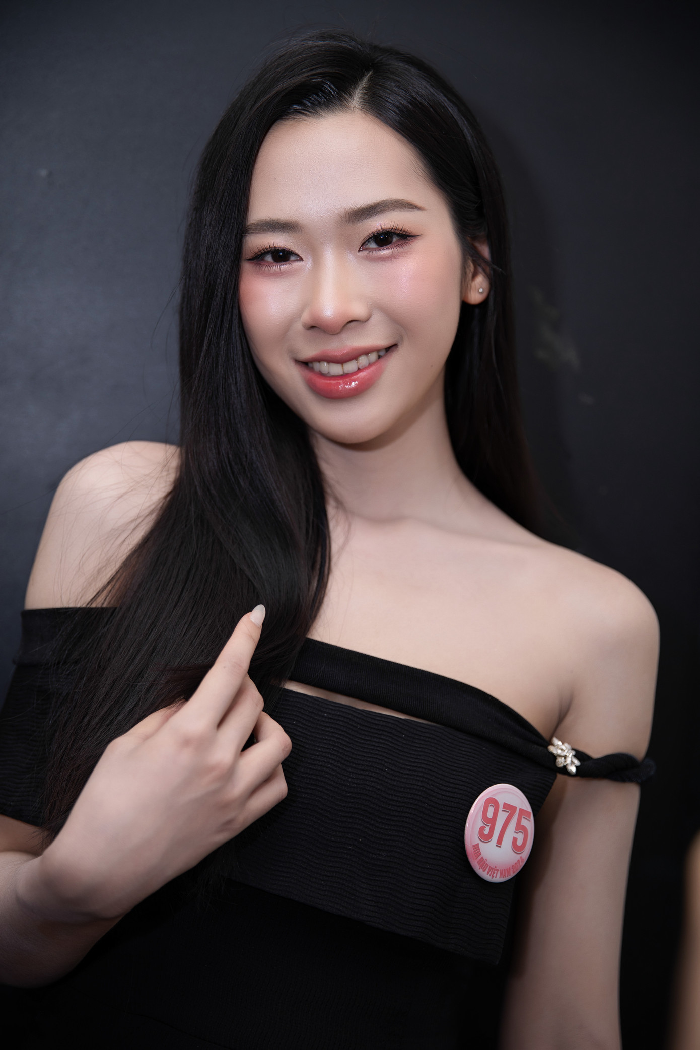 Hoàng Quý Lan là sinh viên năm thứ tư ngành Tài chính Quốc tế tại Đại học Ngoại thương. Cô có thể giao tiếp tốt tiếng Anh và tiếng Đức. “Là cô gái dân tộc Tày đến từ Cao Bằng, tôi tự hào mang đến cuộc thi trang phục văn hóa và ngôn ngữ đặc trưng của dân tộc mình. Ngoài ra, tôi mang theo đặc sản Cao Bằng (lạp xưởng) đến Hoa Hậu Việt Nam”, cô chia sẻ.