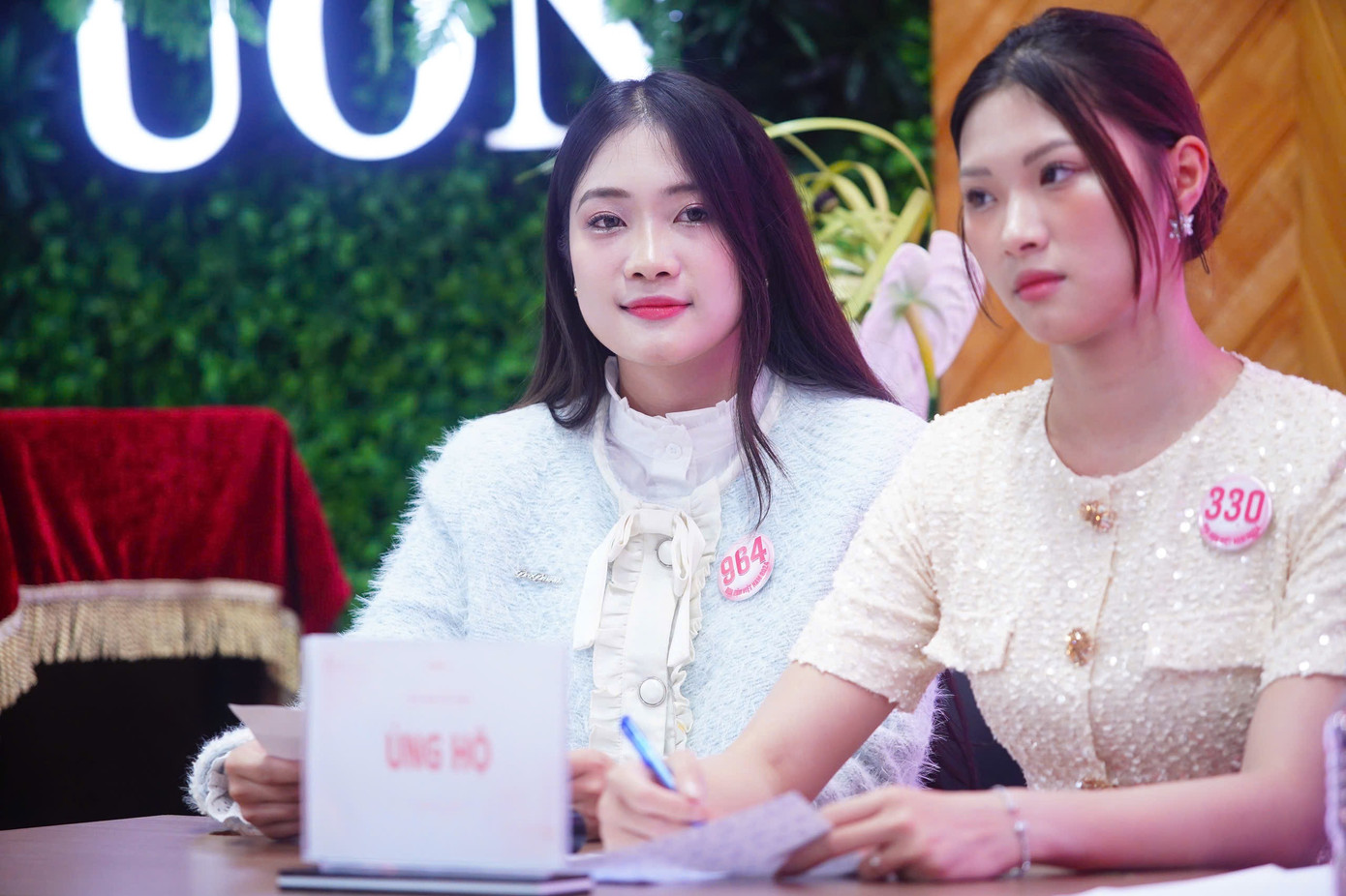 Thí sinh Phùng Thị Hương Giang (SBD 964) sinh năm 2004, là sinh viên Đại học Greenwich Việt Nam. Cô sở hữu chiều cao 1,75 m, số đo ba vòng lần lượt là 80-63-96 cm.