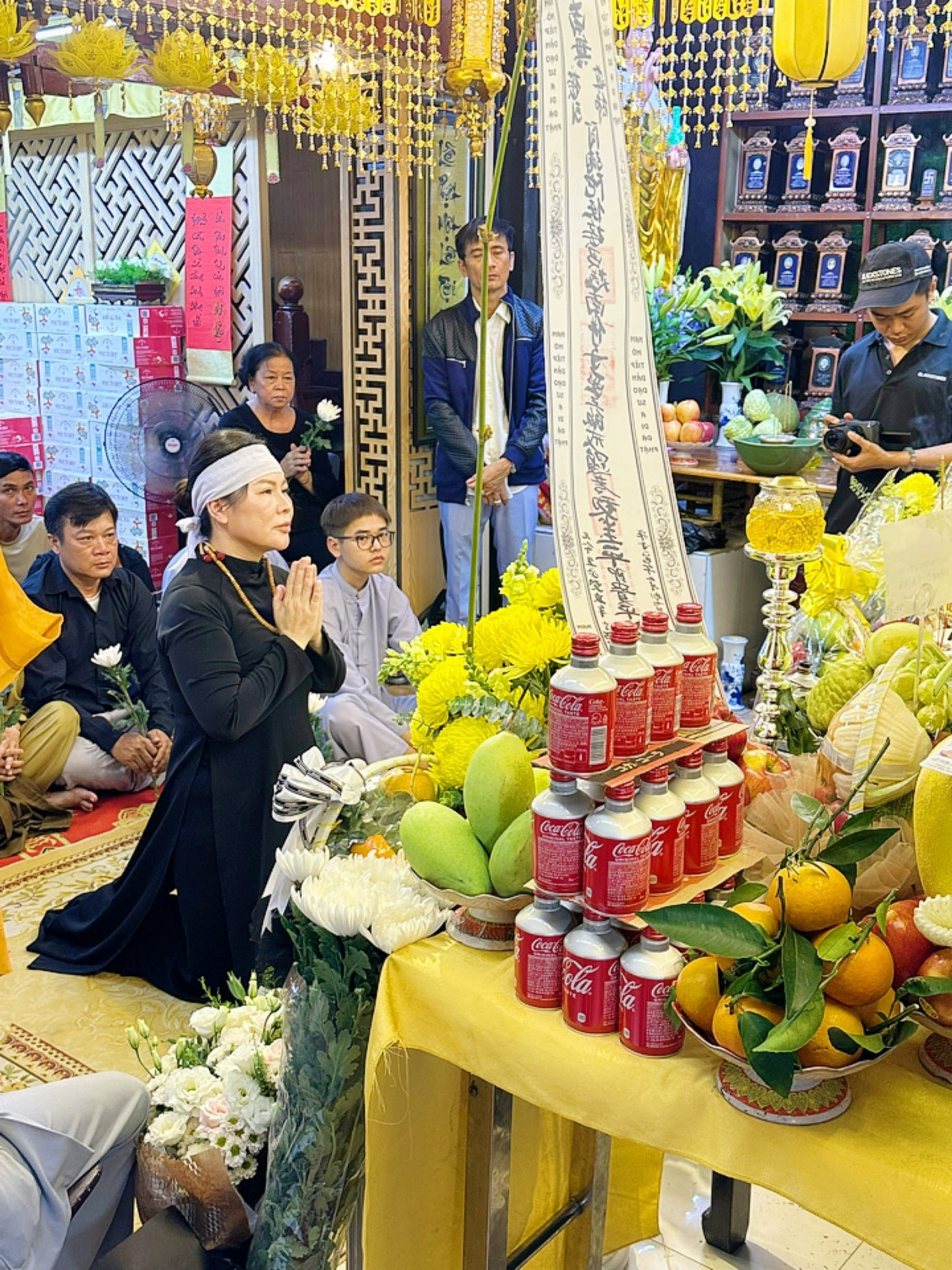 Một số hình ảnh trong lễ thủy táng NSƯT Quý Bình sáng 26/4. Ảnh: Song Minh. Một số hình ảnh trong lễ thủy táng NSƯT Quý Bình sáng 26/4. Ảnh: Song Minh.