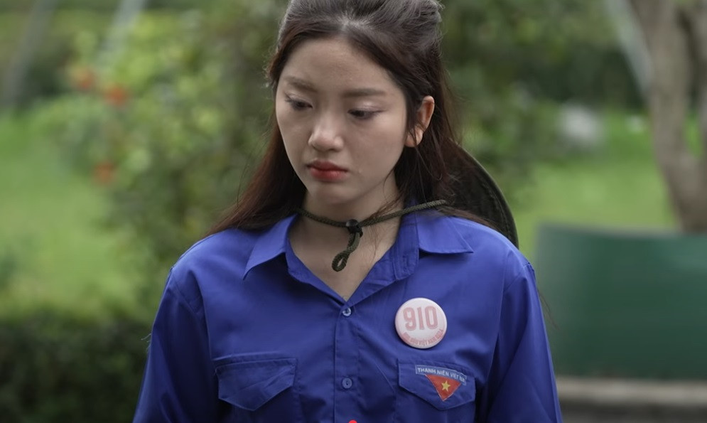 Thí sinh Trịnh Quỳnh Trang bật khóc khi nghe những câu chuyện xúc động từ những người lính từng chiến đấu ở Thành cổ Quảng Trị. Ảnh: Chụp màn hình. Thí sinh Trịnh Quỳnh Trang bật khóc khi nghe những câu chuyện xúc động từ những người lính từng chiến đấu ở Thành cổ Quảng Trị. Ảnh: Chụp màn hình.