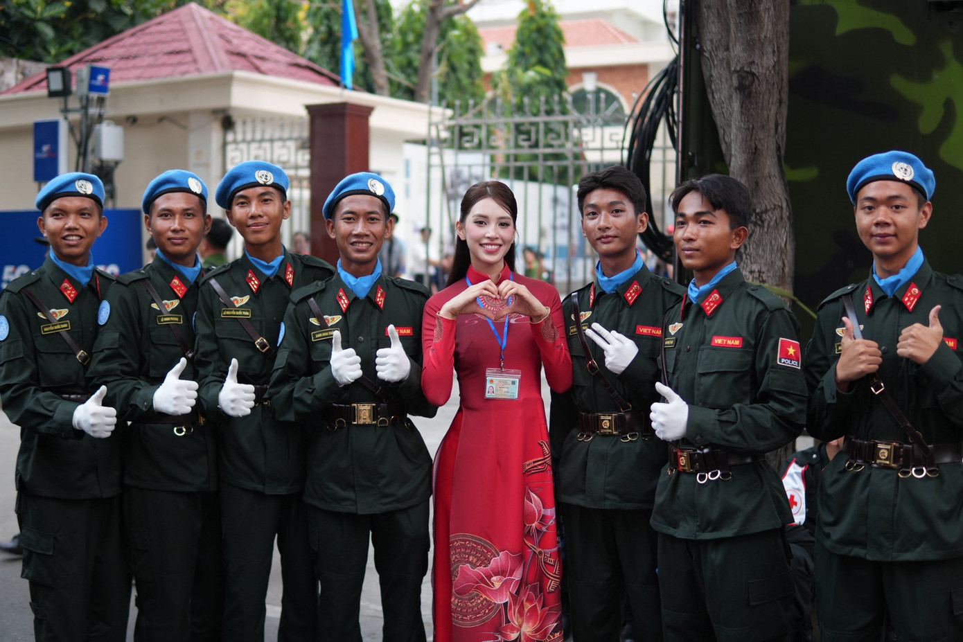 Hình ảnh Hoa hậu Thanh Thủy và Hoa hậu Tiểu Vy tại lễ diễu binh, diễu hành sáng 30/4. Hình ảnh Hoa hậu Thanh Thủy và Hoa hậu Tiểu Vy tại lễ diễu binh, diễu hành sáng 30/4.