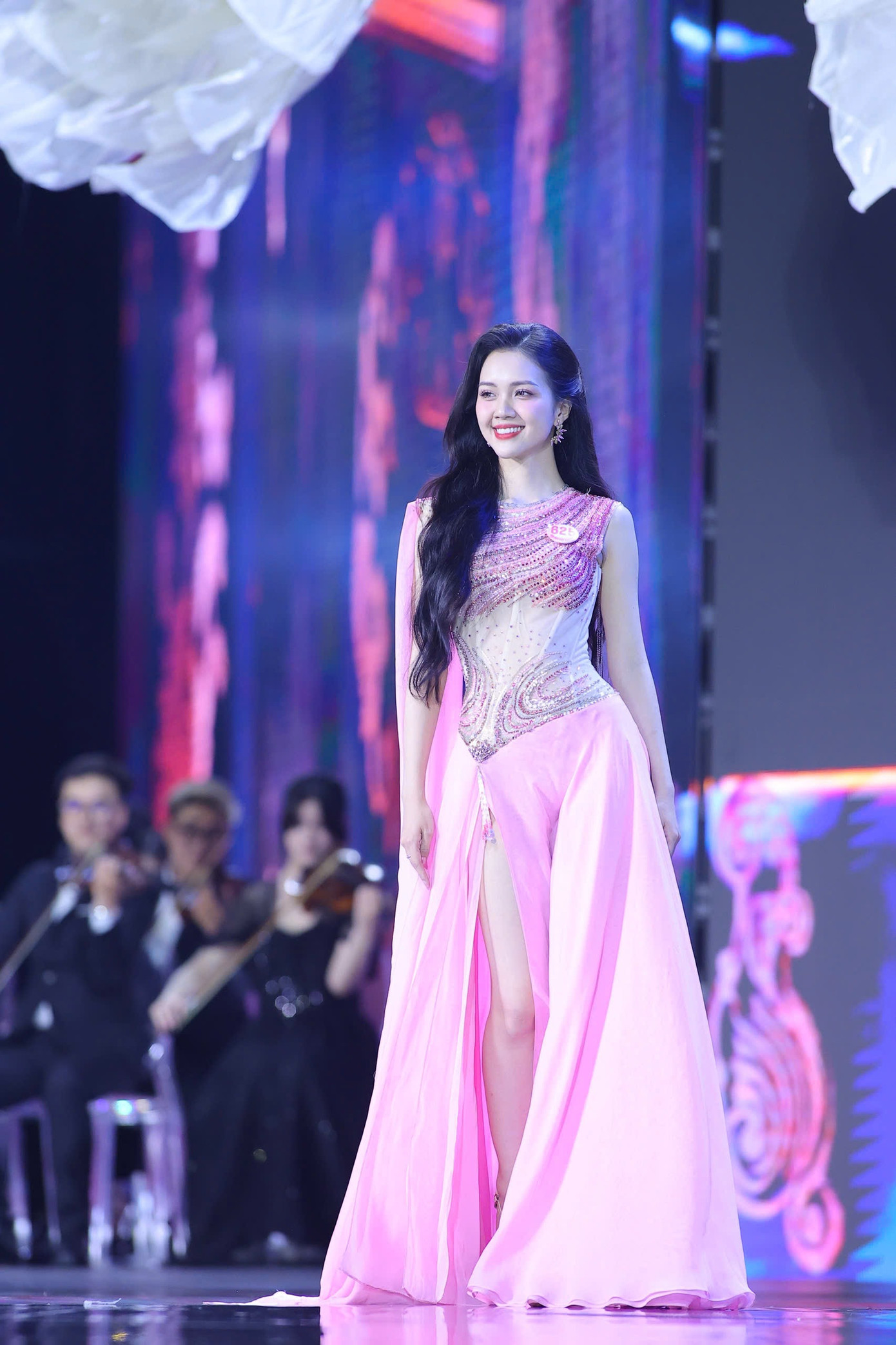 Nguyễn Hoàng Mỹ Vân (625) là MC song ngữ, thuộc top thí sinh nổi bật ở Hoa hậu Việt Nam 2024. Cô thường giành chiến thắng trong các thử thách cũng như hoạt động trải nghiệm của cuộc thi. Nguyễn Hoàng Mỹ Vân (625) là MC song ngữ, thuộc top thí sinh nổi bật ở Hoa hậu Việt Nam 2024. Cô thường giành chiến thắng trong các thử thách cũng như hoạt động trải nghiệm của cuộc thi.