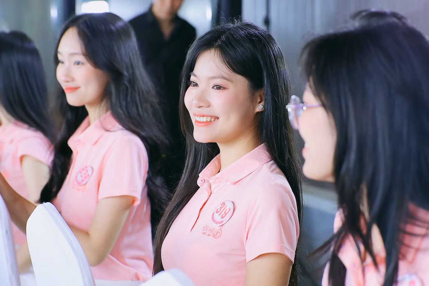 Chính vì vậy, ngôn ngữ cơ thể là yếu tố cần thiết cho mỗi người. Đặc biệt với cuộc thi nhan sắc, ngôn ngữ cơ thể càng được thể hiện rõ nét thông qua phần trình diễn của thí sinh trên sân khấu, bước đi, cử chỉ trong ngôi nhà chung.