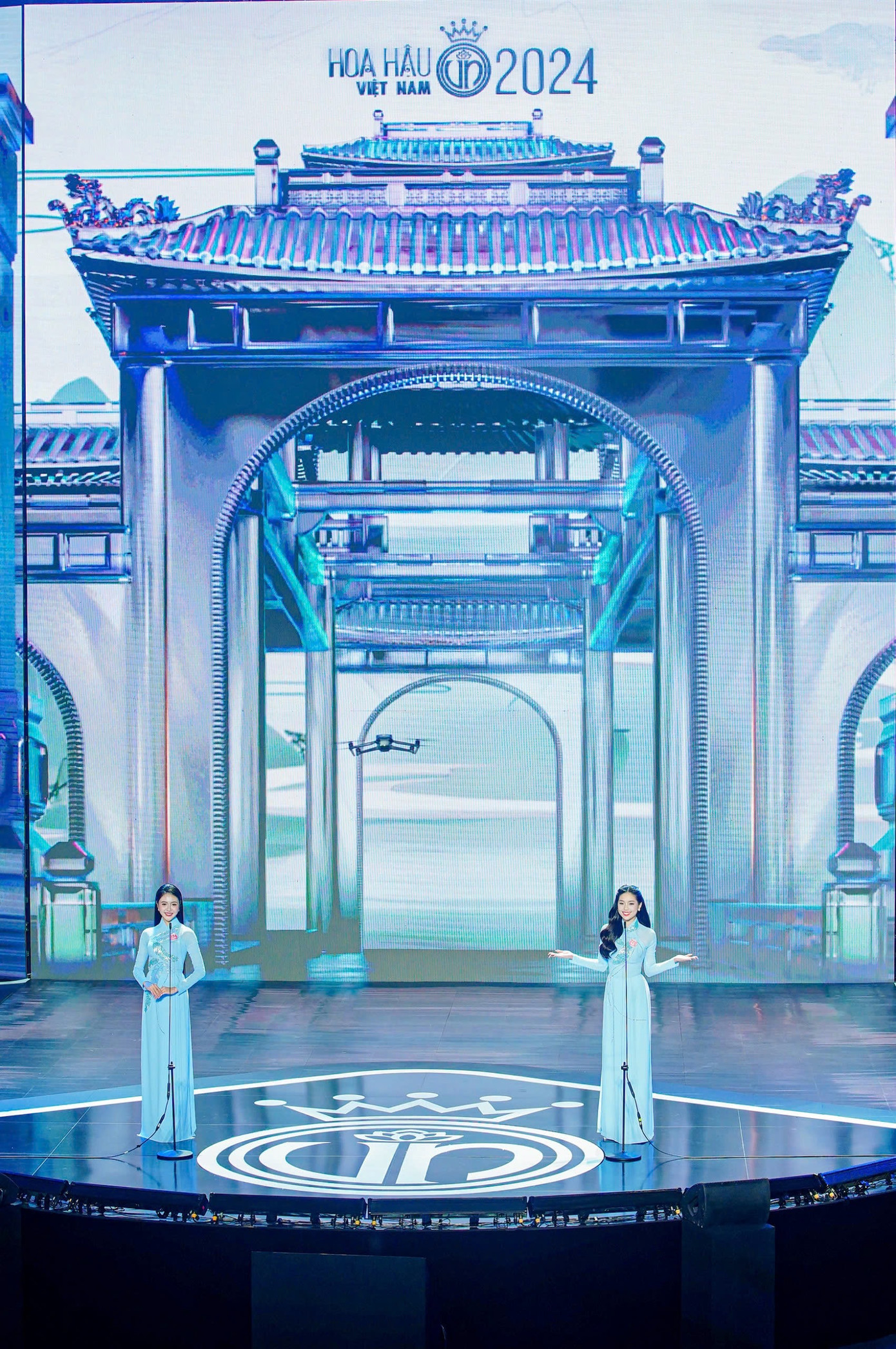 Sân khấu đêm chung khảo Hoa hậu Việt Nam 2024 được thiết kế như một bản giao hưởng ánh sáng, sắc màu cổ kính hòa quyện trong hiệu ứng thị giác hiện đại, trở thành điểm nhấn đậm đà bản sắc. Sân khấu đêm chung khảo Hoa hậu Việt Nam 2024 được thiết kế như một bản giao hưởng ánh sáng, sắc màu cổ kính hòa quyện trong hiệu ứng thị giác hiện đại, trở thành điểm nhấn đậm đà bản sắc.