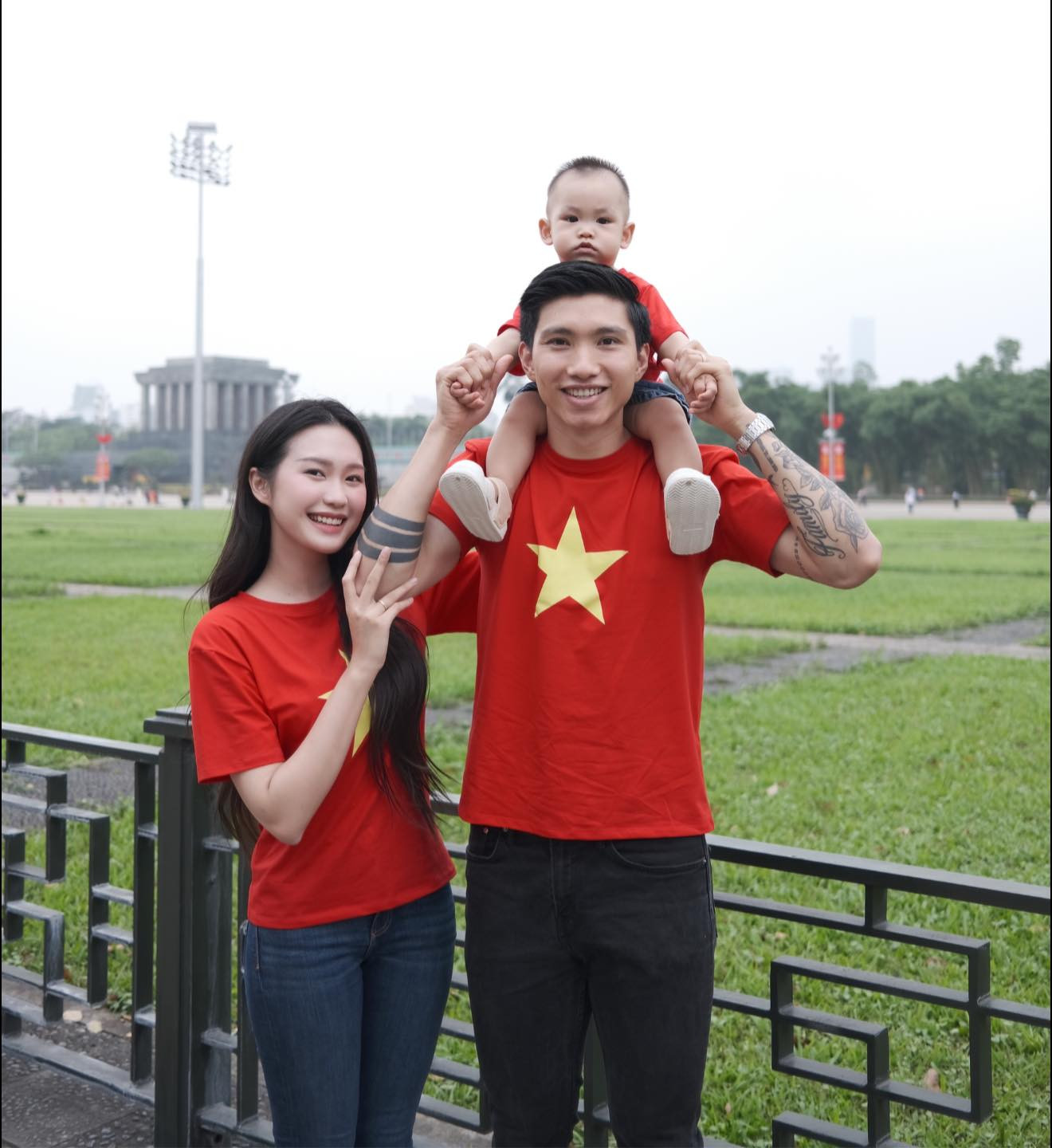 Khoảnh khắc gia đình cầu thủ Đoàn Văn Hậu "ăn mừng" đại lễ 30/4. "Nếu niềm tự hào có màu sắc, thì đó sẽ là màu của lá cờ đỏ sao vàng", Doãn Hải My viết.