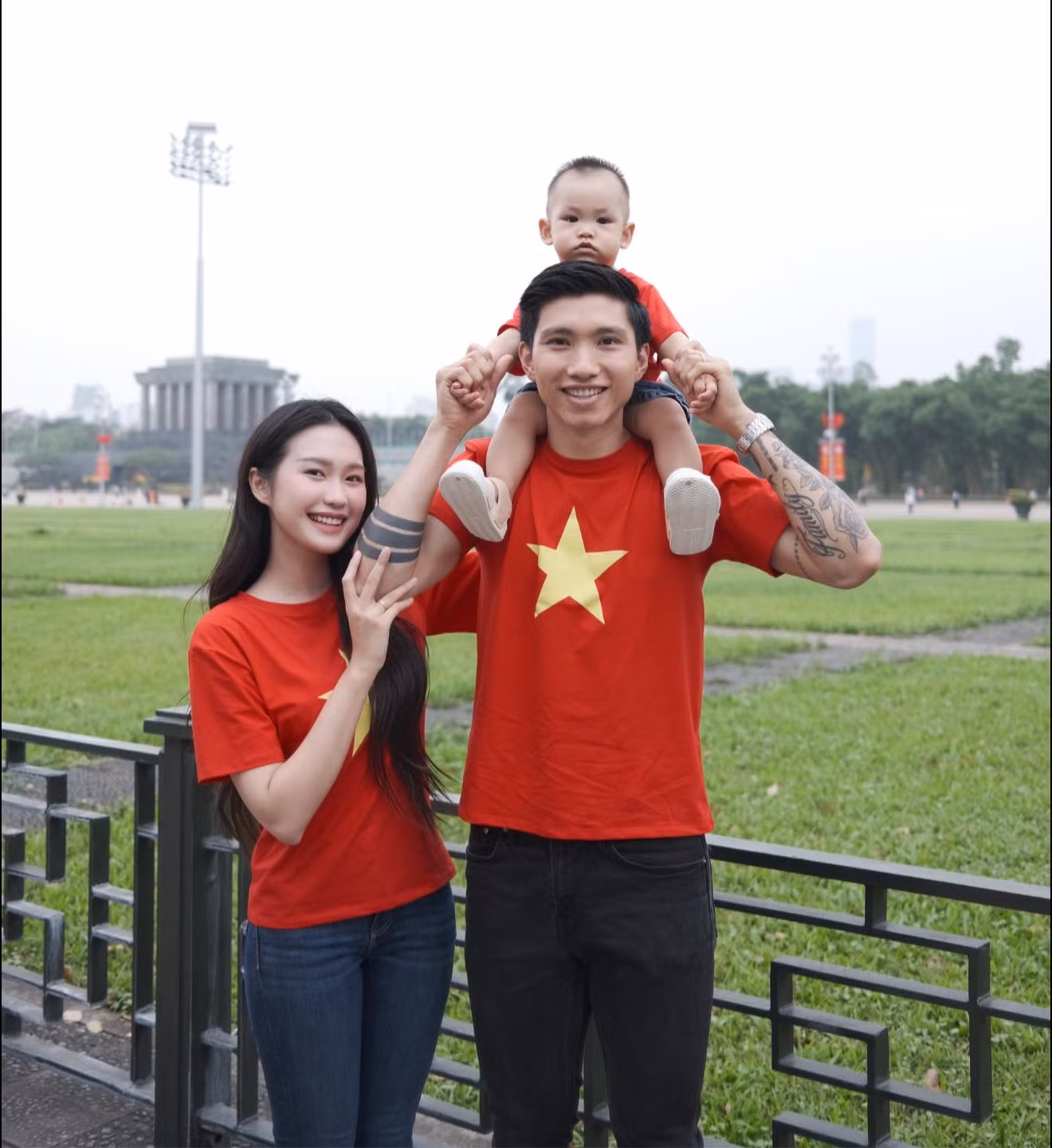 Khoảnh khắc gia đình cầu thủ Đoàn Văn Hậu "ăn mừng" đại lễ 30/4. "Nếu niềm tự hào có màu sắc, thì đó sẽ là màu của lá cờ đỏ sao vàng", Doãn Hải My viết.