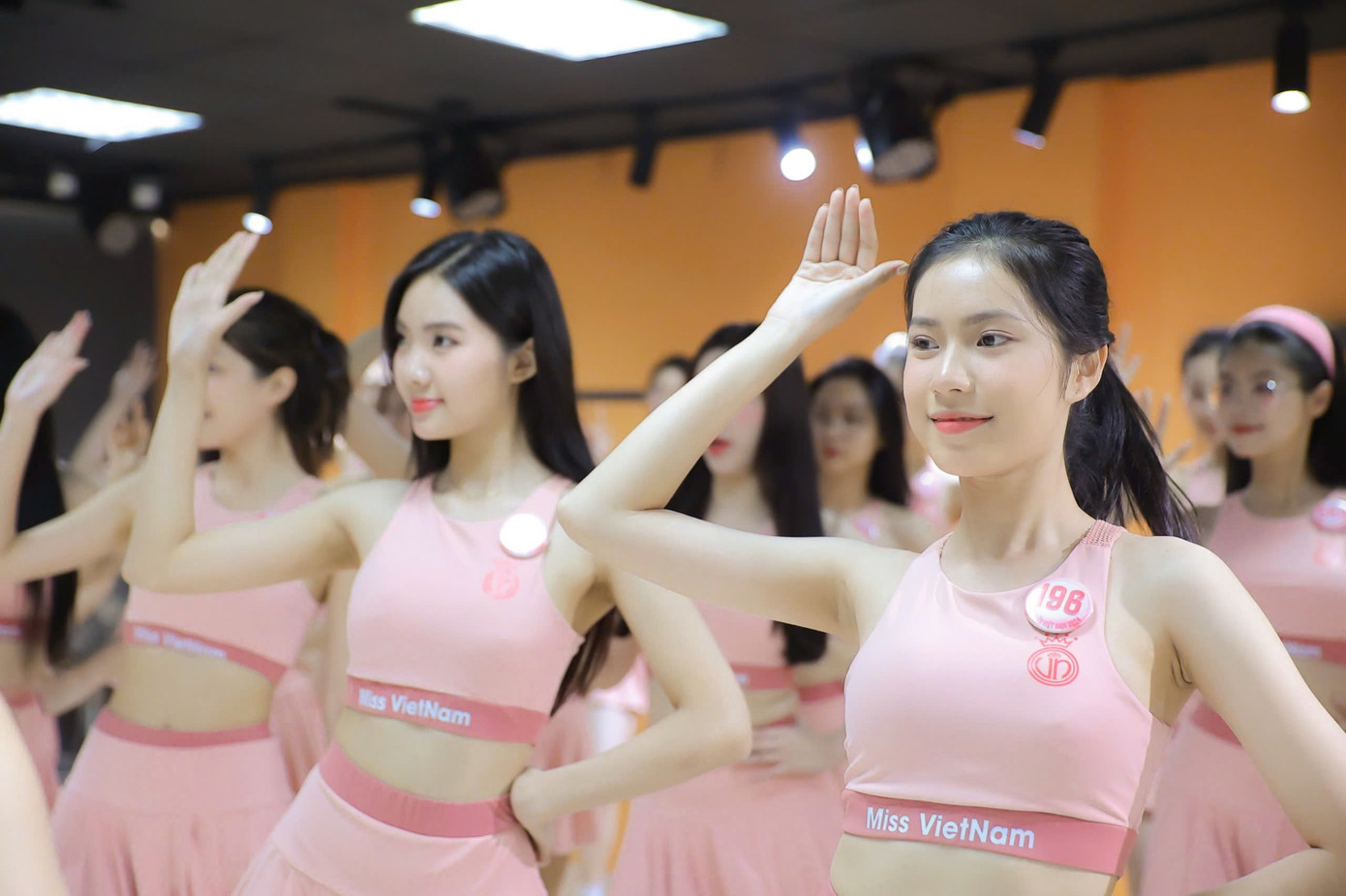 Cô gái đến từ Ninh Thuận, Nguyễn Thị Yến Vy (SBD 196) thể hiện phong thái tự tin trong phòng tập. Cô gái đến từ Ninh Thuận, Nguyễn Thị Yến Vy (SBD 196) thể hiện phong thái tự tin trong phòng tập.