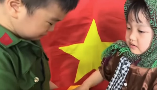 Trẻ mầm non diễn hoạt cảnh chiến tranh. Ảnh: Chụp màn hình. Trẻ mầm non diễn hoạt cảnh chiến tranh. Ảnh: Chụp màn hình.