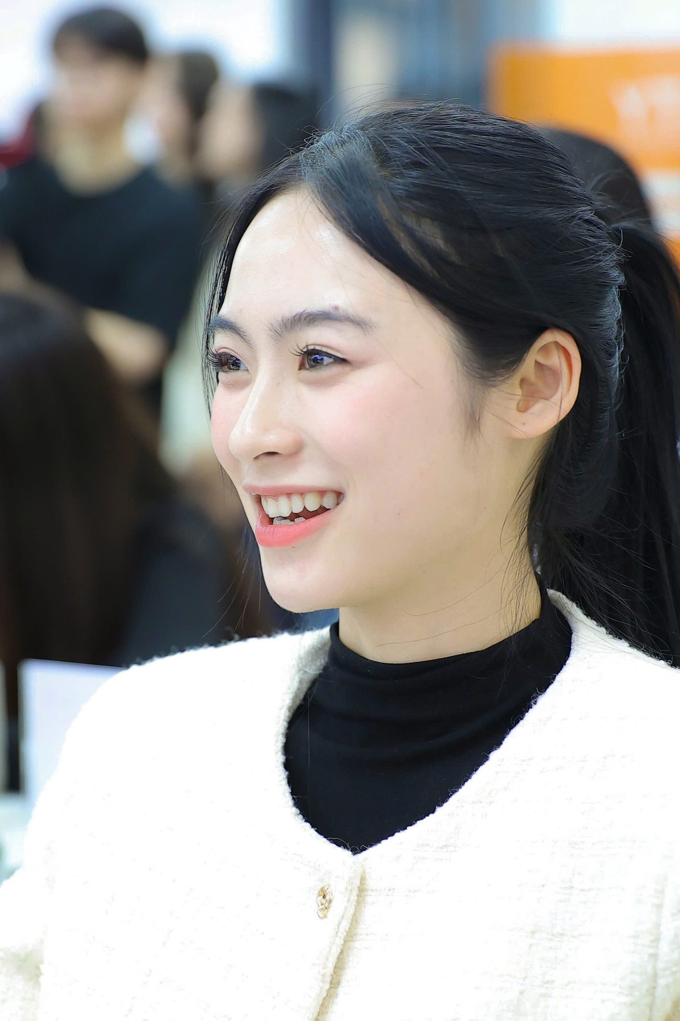 Thông qua buổi học, MC, BTV Đỗ Ngọc Sơn nhận xét nhiều thí sinh Hoa hậu Việt Nam 2024 tự tin và có tiềm năng. "Dù còn khá trẻ, chưa có nhiều kinh nghiệm về giao tiếp, ứng xử, tôi nhìn thấy ở các cô gái sự tự tin, ham học hỏi. Họ mạnh dạn bày tỏ quan điểm và có những cách tiếp cận vấn đề thông minh, sáng tạo", MC, BTV Đỗ Ngọc Sơn chia sẻ.