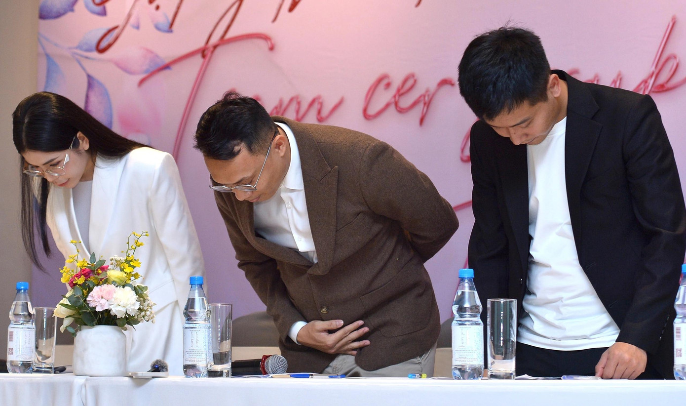 Quang Linh Vlogs và Hằng Du Mục cúi đầu xin lỗi trong buổi họp báo ngày 14/3. Quang Linh Vlogs và Hằng Du Mục cúi đầu xin lỗi trong buổi họp báo ngày 14/3.