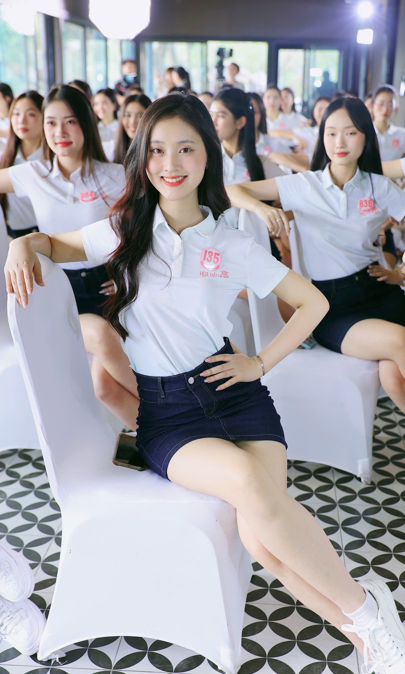 Các buổi tập, lịch trình của cuộc thi dày đặc, thậm chí có hôm kéo dài tới đêm muộn nhưng không ai thể hiện sự mệt mỏi. Ngược lại, nụ cười luôn thường trực được xem là “vũ khí” lợi hại nhất của các cô gái tuổi đời 18, 20.