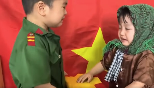 Trẻ mầm non diễn hoạt cảnh chiến tranh. Ảnh: Chụp màn hình. Trẻ mầm non diễn hoạt cảnh chiến tranh. Ảnh: Chụp màn hình.