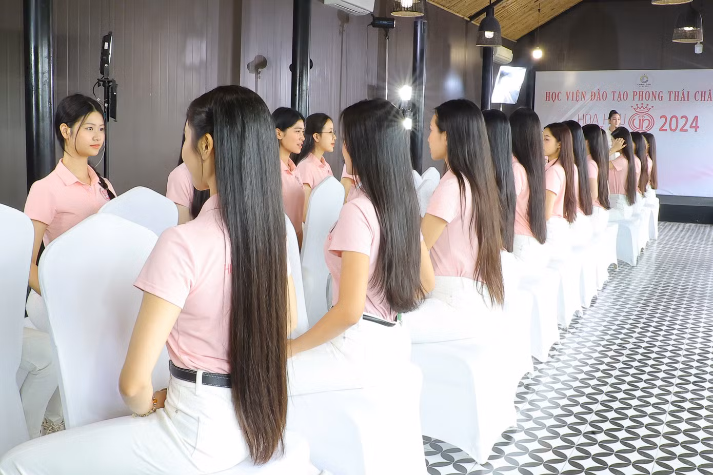 “Mái tóc toát lên dáng vẻ thanh lịch, sự mềm mại của người phụ nữ Việt Nam. Tóc tự nhiên là điểm mạnh của phụ nữ Việt trong thời đại ngày nay. Các bạn càng giữ được vẻ đẹp truyền thống, càng dễ tỏa sáng, đặc biệt với cuộc thi nhan sắc có truyền thống lâu đời như Hoa hậu Việt Nam", chuyên gia chia sẻ.