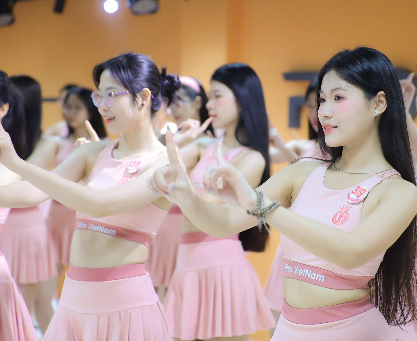 Với một số thí sinh, đây là buổi tập vũ đạo chuyên nghiệp đầu tiên mà họ tiếp cận. Chủ yếu là tự rèn luyện, tập nhảy online cũng như bắt trend TikTok. Với một số thí sinh, đây là buổi tập vũ đạo chuyên nghiệp đầu tiên mà họ tiếp cận. Chủ yếu là tự rèn luyện, tập nhảy online cũng như bắt trend TikTok.