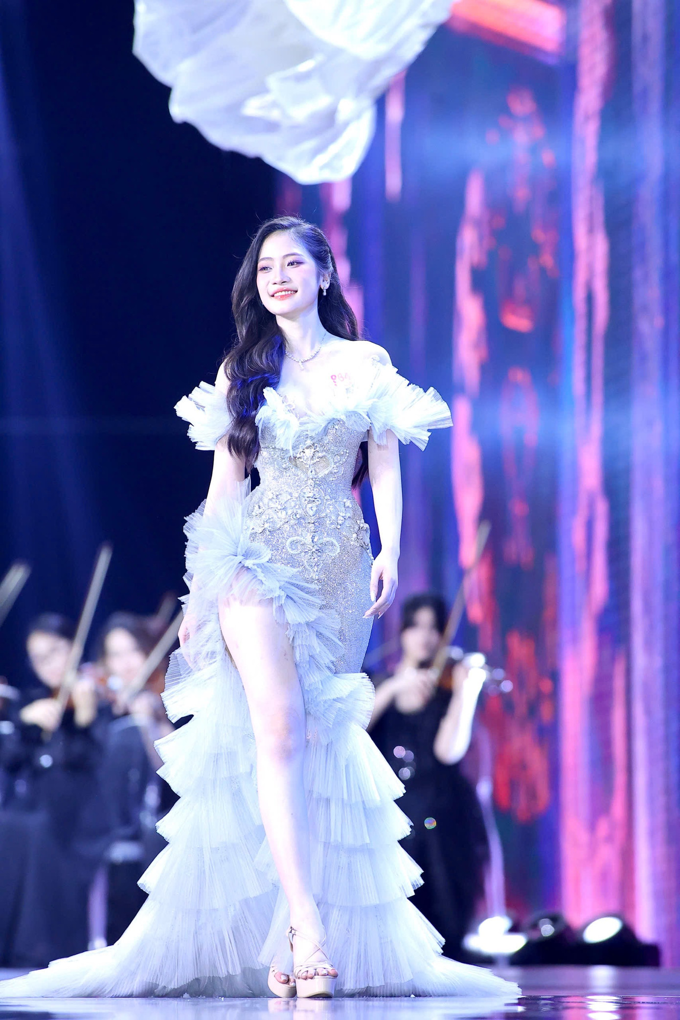 Phùng Thị Hương Giang (964) thuộc top thí sinh có chiều cao nổi bật ở Hoa hậu Việt Nam 2024. Cô tự tin với đôi chân thon dài, thẳng tắp và làn da trắng sứ. Phùng Thị Hương Giang (964) thuộc top thí sinh có chiều cao nổi bật ở Hoa hậu Việt Nam 2024. Cô tự tin với đôi chân thon dài, thẳng tắp và làn da trắng sứ.