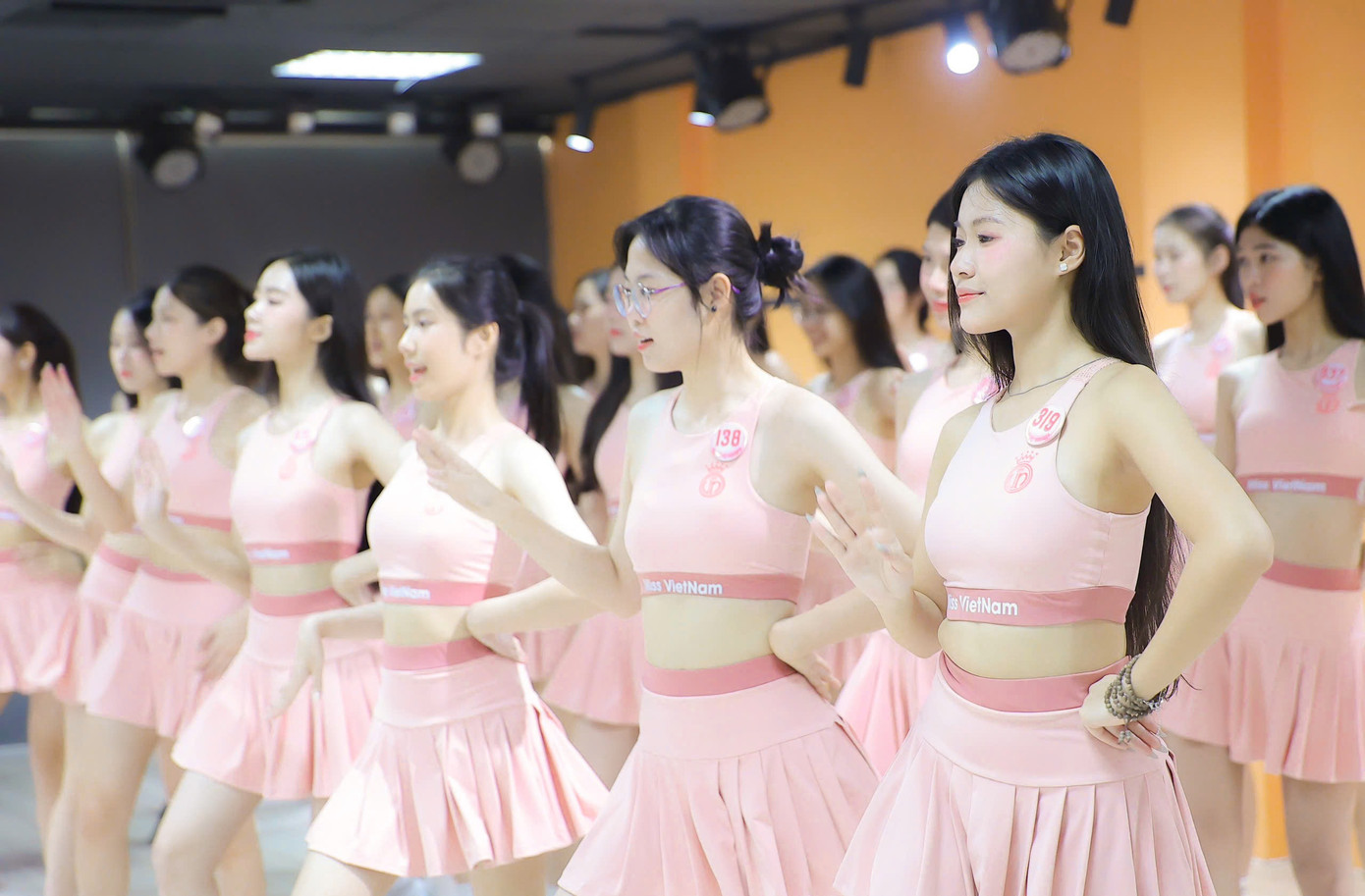 Số đông thí sinh Hoa hậu Việt Nam tự tin thể hiện khả năng vũ đạo cũng như cách giải phóng hình thể. Số đông thí sinh Hoa hậu Việt Nam tự tin thể hiện khả năng vũ đạo cũng như cách giải phóng hình thể.