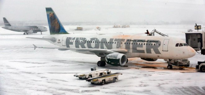Chiếc máy bay sau khi được rửa sạch tuyết ở sân bay Chicago. (Nguồn: AP). Chiếc máy bay sau khi được rửa sạch tuyết ở sân bay Chicago. (Nguồn: AP)