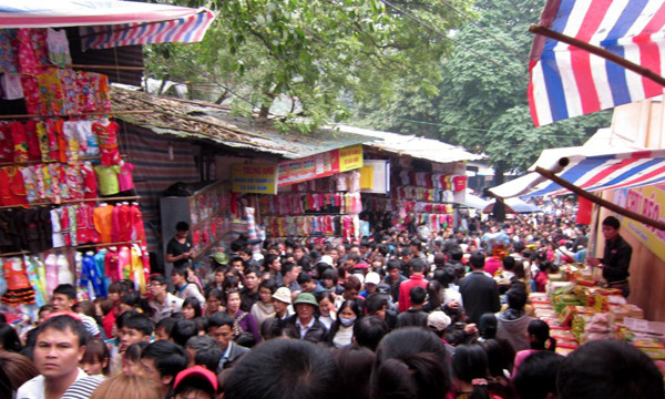 Dù đông người đi lễ, nhưng hàng quán ở chùa Hương không mấy đắt hàng. Dù đông người đi lễ, nhưng hàng quán ở chùa Hương không mấy đắt hàng