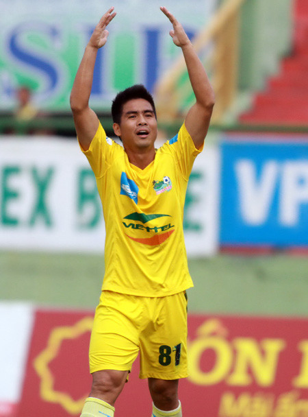 Tiền đạo Việt Thắng được CLB B.Bình Dương mua về 8 tỉ đồng hồi đầu mùa nhưng giữa mùa đã cho Thanh Hóa mượn vì dư thừa tiền đạo. Một minh chứng cho sự lãng phí của CLB. Ảnh: N.K.
