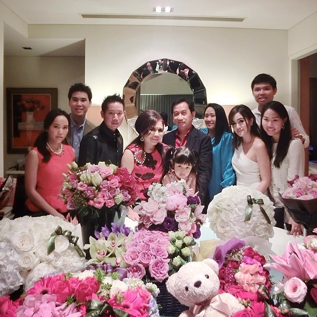 Siam Paragon nằm trên phố Sukhumvit tại quảng trường Siam BTS Skytrain, với chi phí đầu tư xây dựng hơn 350 triệu USD, hội tụ vô số các thương hiệu cao cấp nhất, như: Giorgio Armani, Emporio Armani, Chanel, Dolce & Gabbana, Chloé, Bottega Veneta, Jimmy Choo, Bulgari, Hermès, Escada, Gucci, Salvatore Ferragamo, Versace... Ploywarin Songpakorn nổi danh với vai trò ái nữ chịu chơi nhất nhì Thái Lan. Cô thường xuyên đăng tải những bức ảnh vui chơi sang chảnh hoặc du lịch xa hoa 