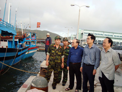 Bộ trưởng Cao Đức Phát kiểm tra chống bão tại cảng cá Quy Nhơn 