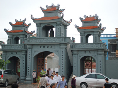 Cổng vào ngôi chùa làng Vân Độ được anh Bảy xây dựng năm 2008