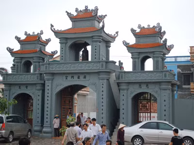 Cổng vào ngôi chùa làng Vân Độ được anh Bảy xây dựng năm 2008