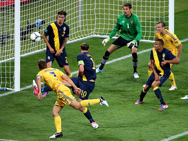 Người hùng Shevchenko mang lại niềm vui cho chủ nhà Ukraine. Ảnh: Getty Images