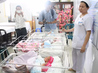 5 thiên thần nhỏ của vợ chồng chị Thư. ảnh: L.N