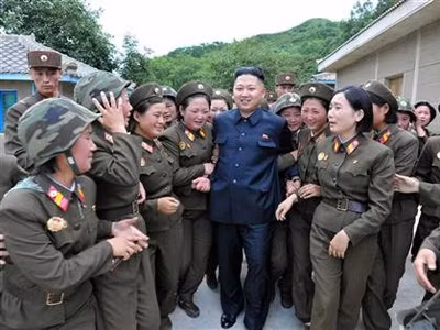 Nhà lãnh đạo Kim Jong-un (giữa) thăm Đơn vị 4302 của Quân đội Nhân dân Triều Tiên. Ảnh: KCNA. Nhà lãnh đạo Kim Jong-un (giữa) thăm Đơn vị 4302 của Quân đội Nhân dân Triều Tiên. Ảnh: KCNA