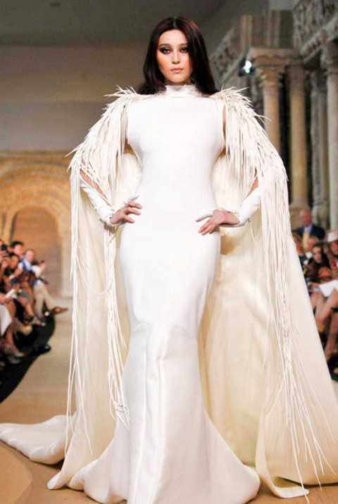 Phạm Băng Băng đã từng nhiều lần được mời tham dự các tuần lễ thời trang lớn trên thế giới nên cô là gương mặt khá quen thuộc