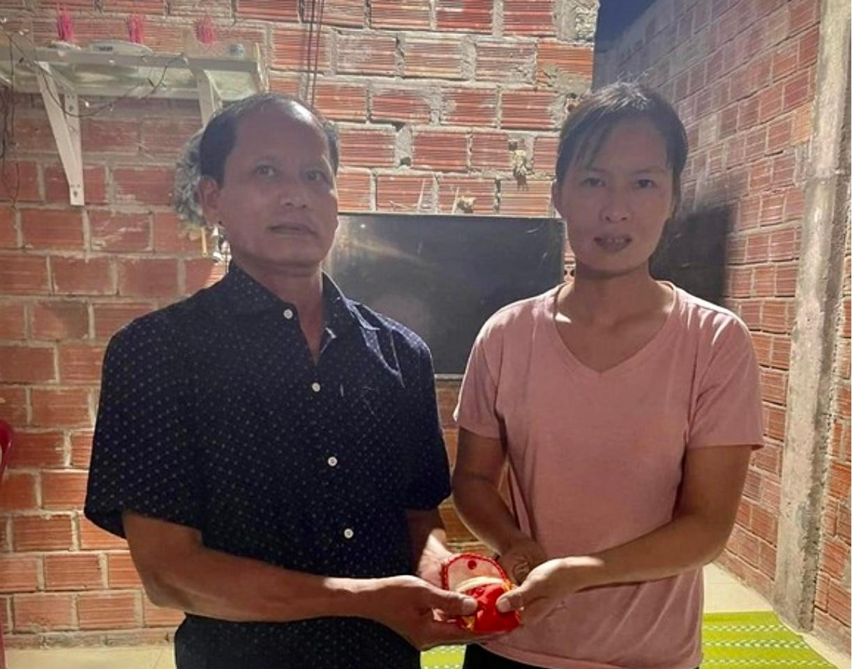 Nữ công nhân Nguyễn Thị Tuyên trao tận tay số vàng cho người đánh rơi. Ảnh: N.H