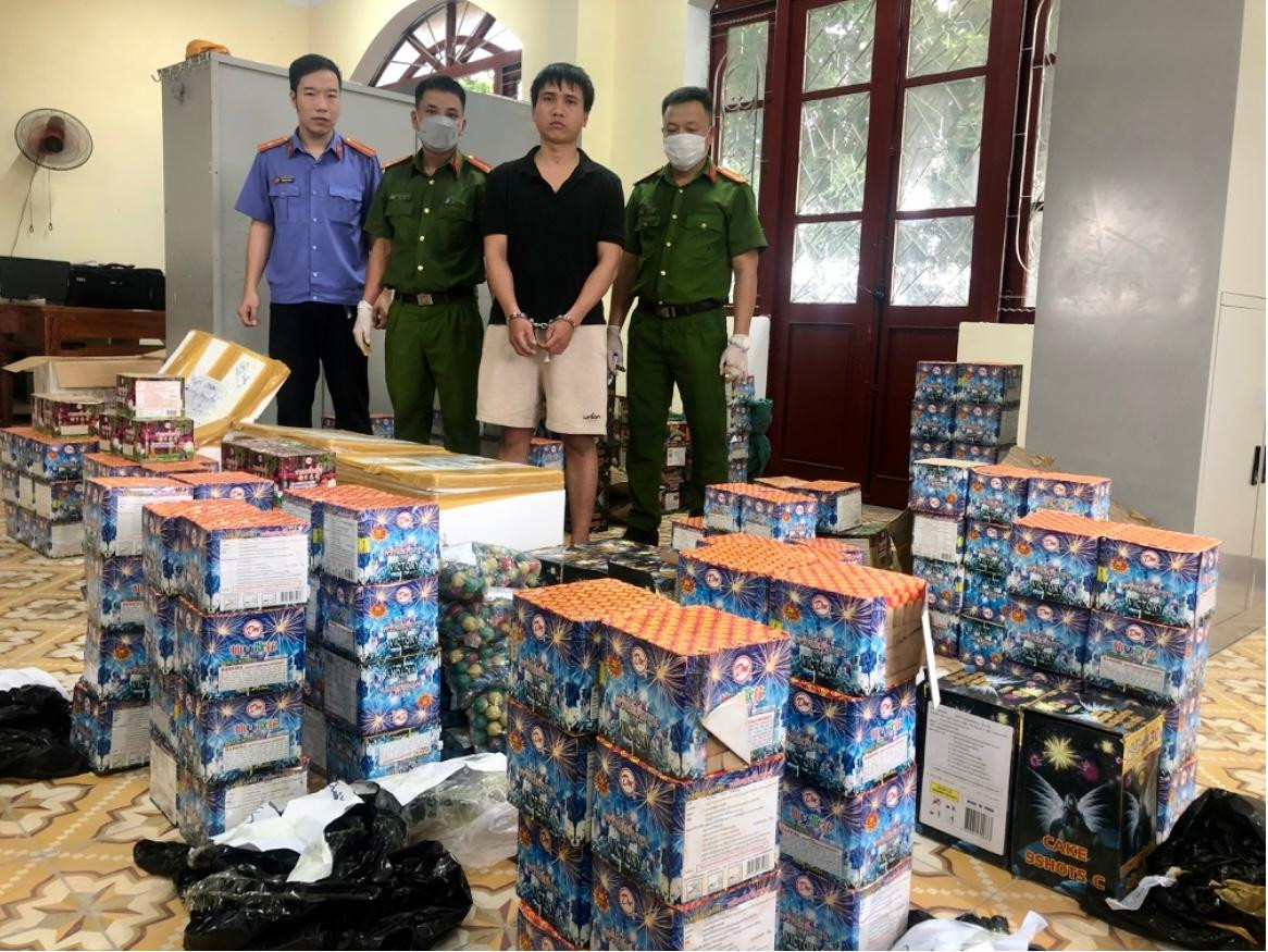 Đối tượng Nguyễn Ngọc Hải cùng tang vật tại cơ quan chức năng. Ảnh: CA.