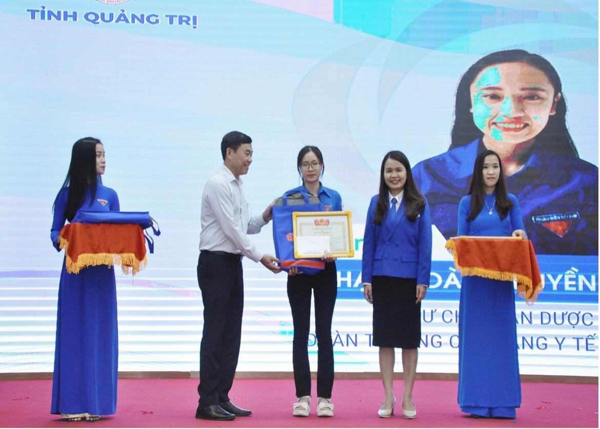 Trao danh hiệu “Học sinh 3 tốt” cho các học sinh tiêu biểu. Ảnh: Q.H