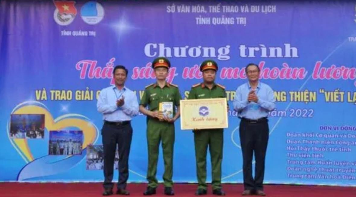 Sở VH-TT&amp;DL Quảng Trị trao tặng tủ sách cho trại giam Nghĩa An. Ảnh: Q.H