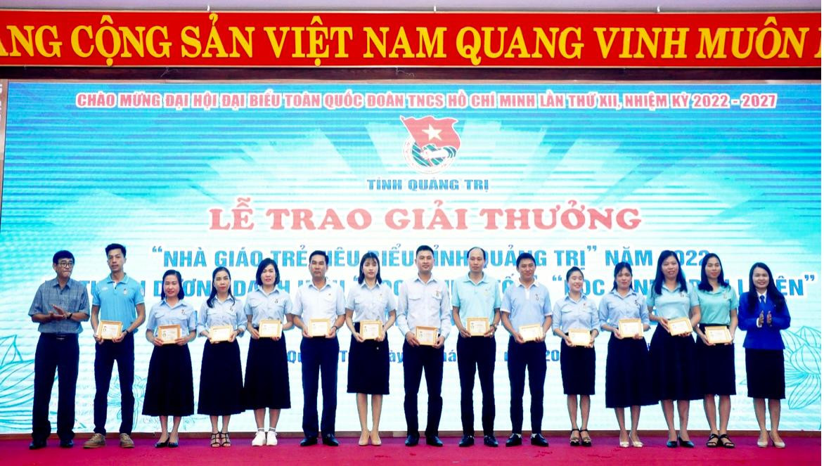Trao tặng huy hiệu “Tổng phụ trách Đội giỏi” cho các giáo viên, tổng phụ trách, cán bộ làm công tác thiếu nhi tiêu biểu. Ảnh: Q.H