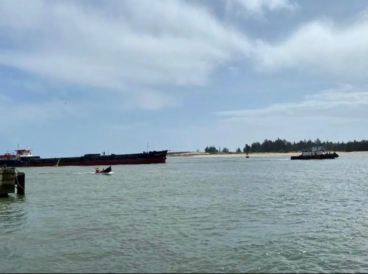 Tàu hàng Chính Quỳnh 19 mắc cạn được lai dắt vào cảng Cửa Việt an toàn. Tàu hàng Chính Quỳnh 19 mắc cạn được lai dắt vào cảng Cửa Việt an toàn.