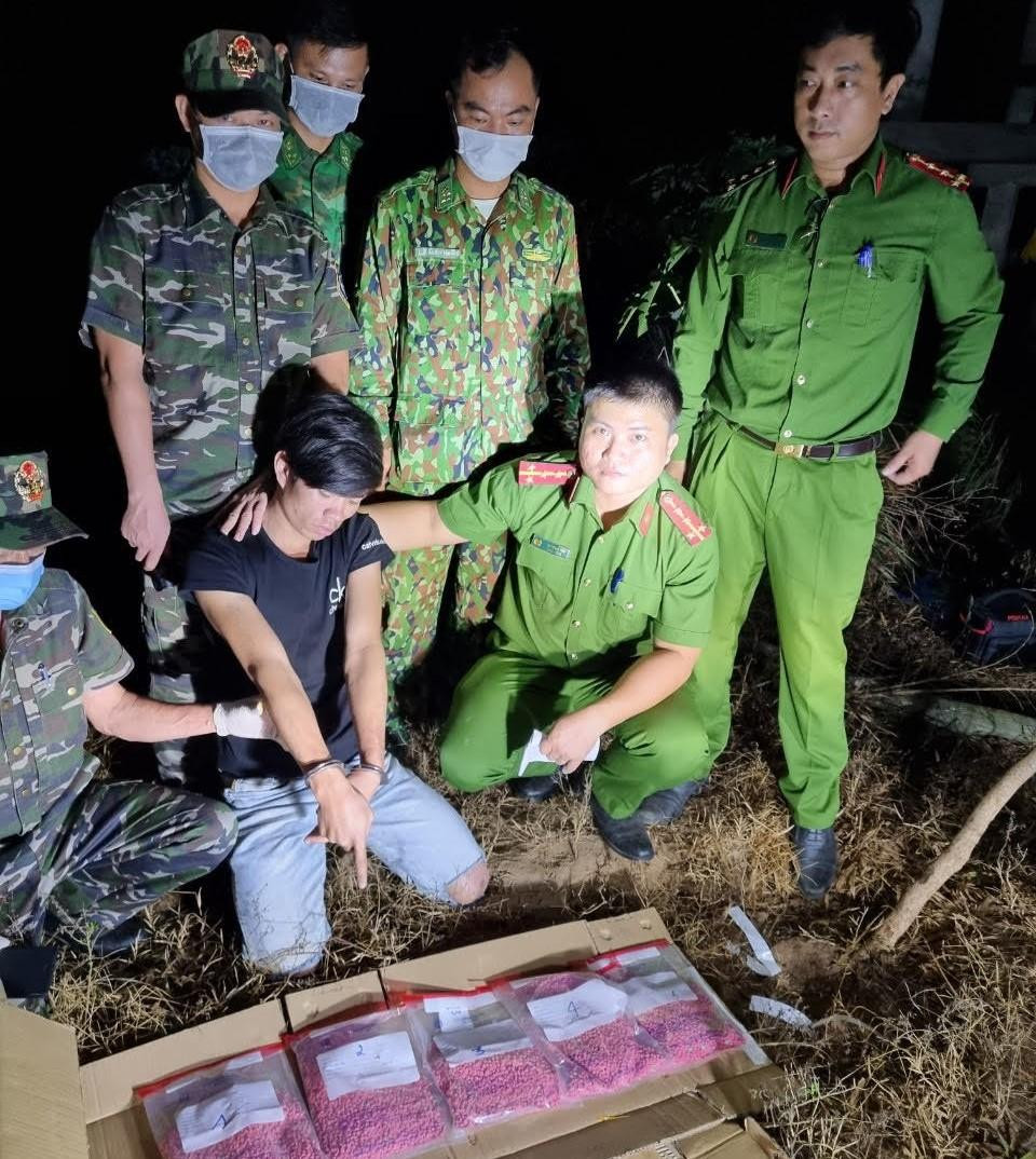 Đối tượng Hồ A Xuân và tang vật 30.000 viên ma túy. Đối tượng Hồ A Xuân và tang vật 30.000 viên ma túy.