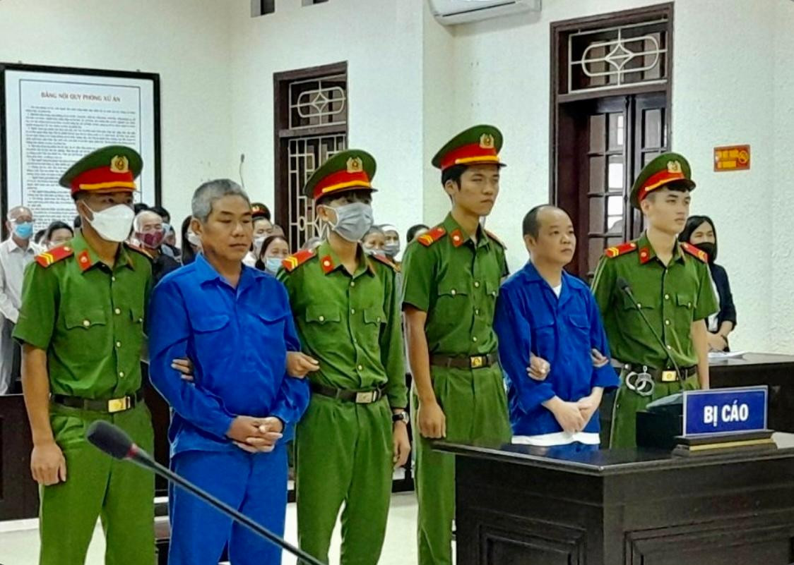 Bị cáo Võ Viết Đạt (thứ 2 từ phải sang) và Đoàn Thanh Tuấn (thứ 2 từ trái sang) tại phiên tòa xét xử sơ thẩm ngày 4/11/2022. Bị cáo Võ Viết Đạt (thứ 2 từ phải sang) và Đoàn Thanh Tuấn (thứ 2 từ trái sang) tại phiên tòa xét xử sơ thẩm ngày 4/11/2022.